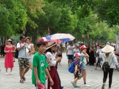 Nhộn nhịp du khách tham quan Ninh Bình trong dịp 30/4-1/5 5