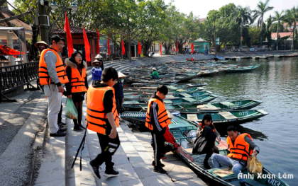 Ninh Bình đón đoàn khách du lịch đầu tiên năm 2021 6