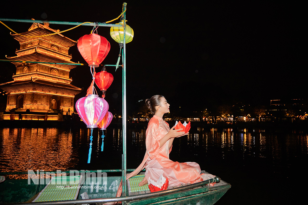 Hoa hậu Hoàn vũ Việt Nam Bùi Thị Xuân Hạnh trong bộ ảnh quảng bá du lịch Ninh Bình