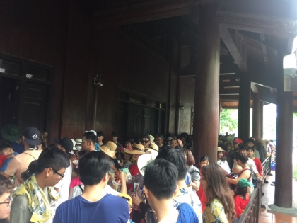 Nhộn nhịp du khách tham quan Ninh Bình trong dịp 30/4-1/5 2