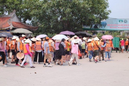 Nhộn nhịp du khách tham quan Ninh Bình trong dịp 30/4-1/5 4