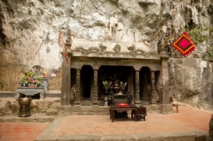 Ngôi đền đá cổ giữa núi rừng Tràng An 2