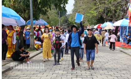 Nô nức trẩy hội Hoa Lư 1