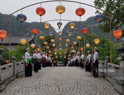 Ninh Bình: Hàng vạn du khách đổ về Tràng An trong ngày khai hội 4