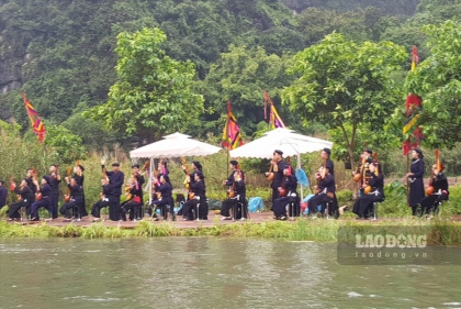 Ninh Bình: Hàng vạn du khách đổ về Tràng An trong ngày khai hội 5