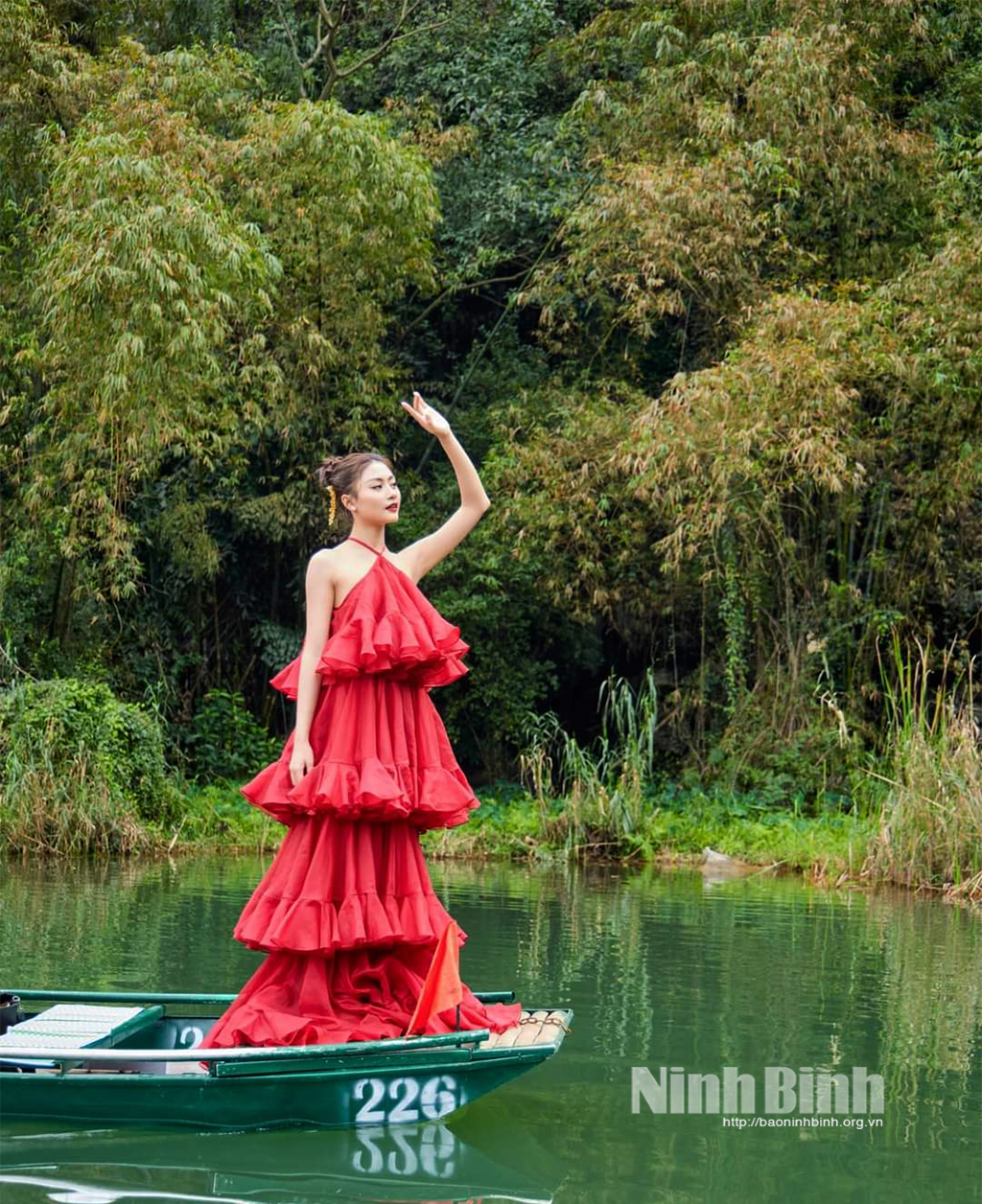 Hoa hậu Hoàn vũ Việt Nam Bùi Thị Xuân Hạnh trong bộ ảnh quảng bá du lịch Ninh Bình