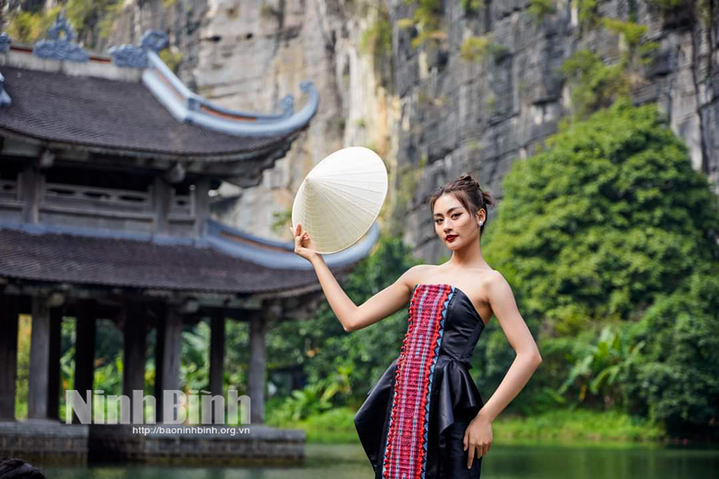 Hoa hậu Hoàn vũ Việt Nam Bùi Thị Xuân Hạnh trong bộ ảnh quảng bá du lịch Ninh Bình