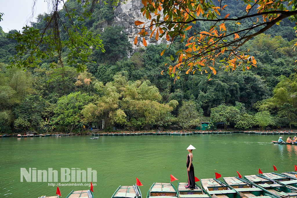 Hoa hậu Hoàn vũ Việt Nam Bùi Thị Xuân Hạnh trong bộ ảnh quảng bá du lịch Ninh Bình