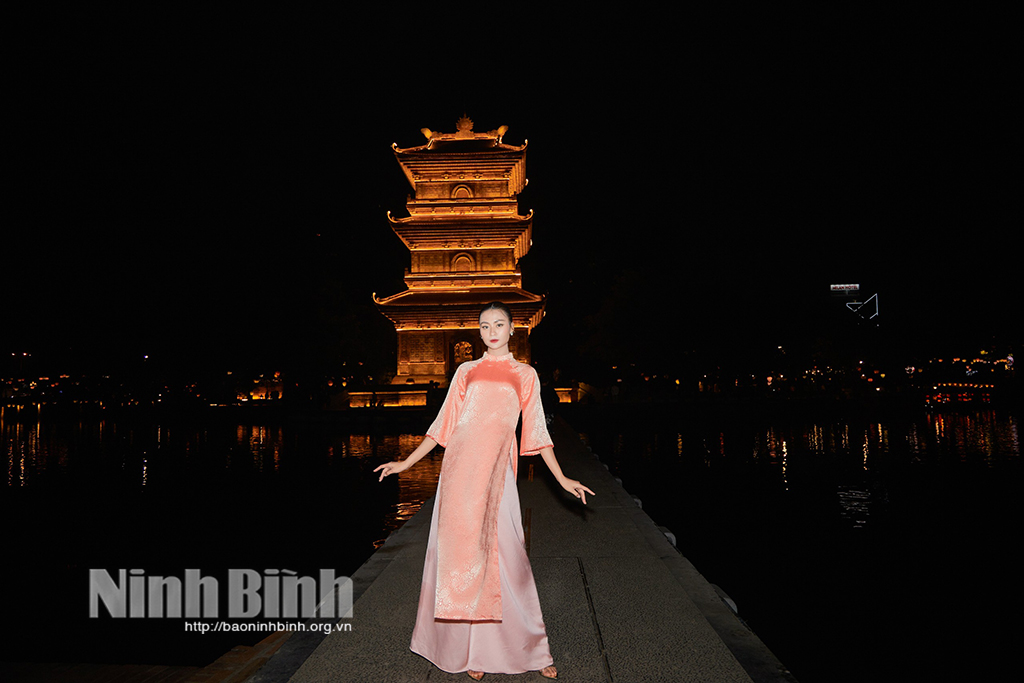 Hoa hậu Hoàn vũ Việt Nam Bùi Thị Xuân Hạnh trong bộ ảnh quảng bá du lịch Ninh Bình